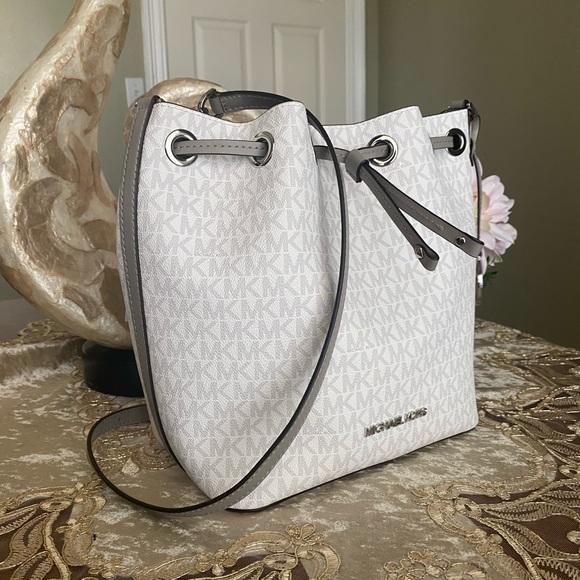 Michael Kors bucket - Picture 3 of 10